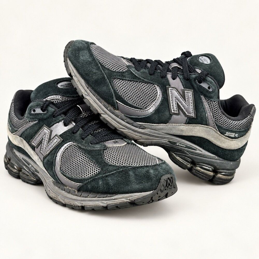 New Balance 2002R M2002RBL Men’s 8.5 Women’s 10 Black Gray Suede Running Shoes